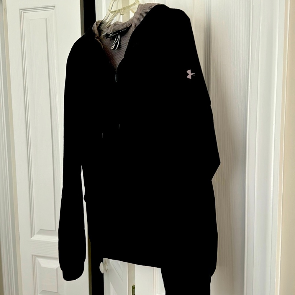 Under Armor wind Breaker Black Size L woman’s like new condition